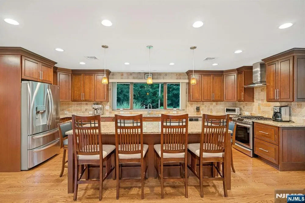 25 Bryers Lane Upper Saddle River, NJ 07458