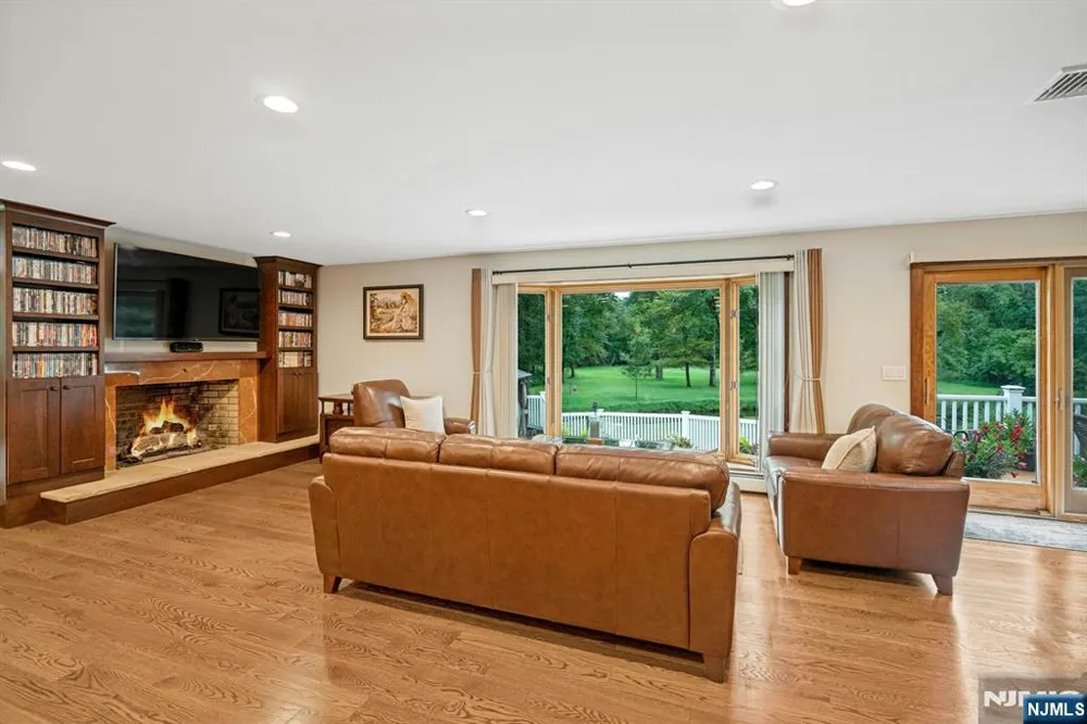 25 Bryers Lane Upper Saddle River, NJ 07458