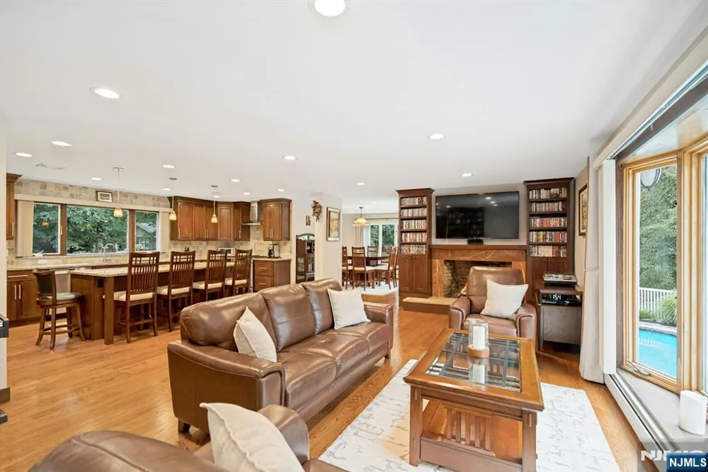 25 Bryers Lane Upper Saddle River, NJ 07458