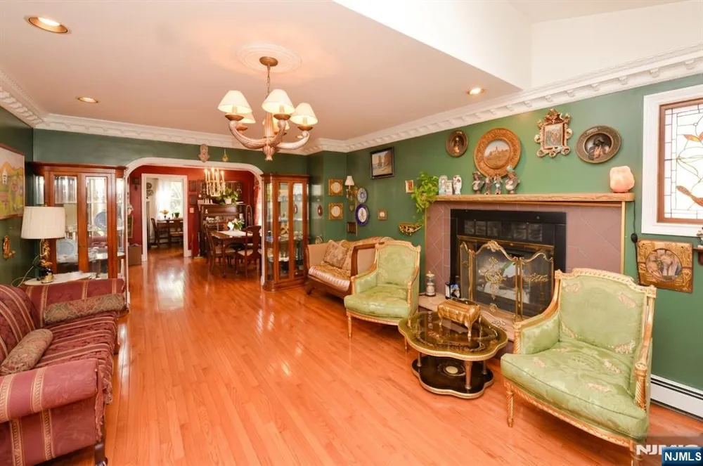 12-17 Roosevelt Place Fair Lawn, NJ 07410