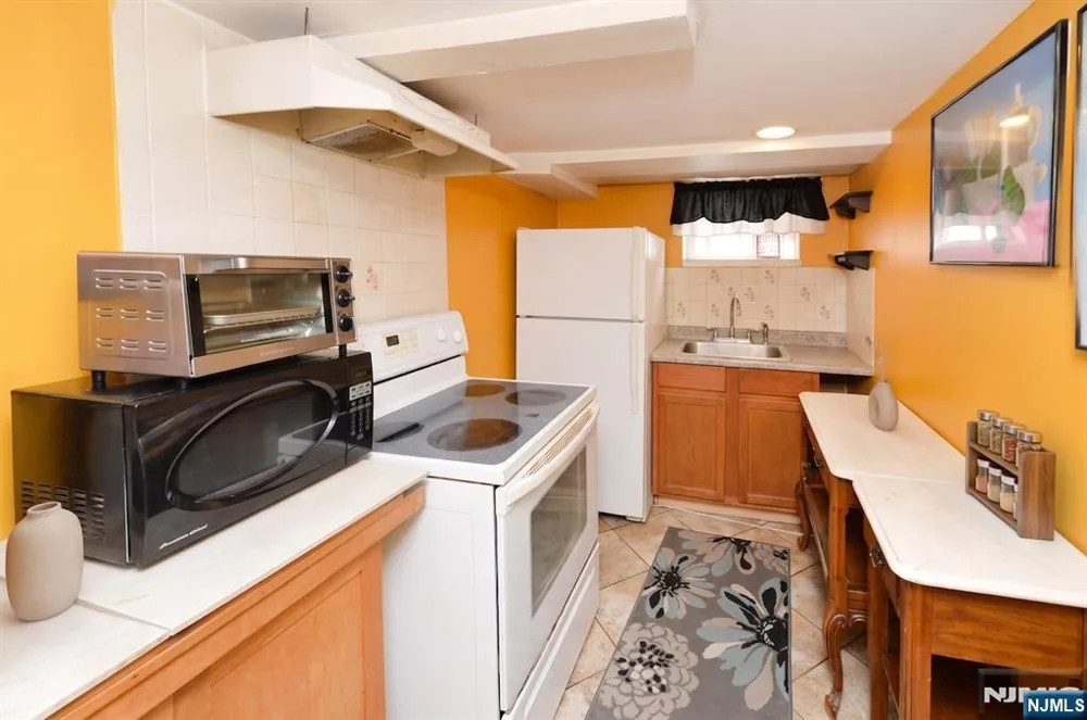 12-17 Roosevelt Place Fair Lawn, NJ 07410
