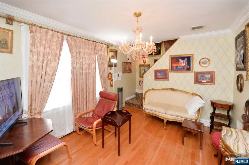 12-17 Roosevelt Place Fair Lawn, NJ 07410