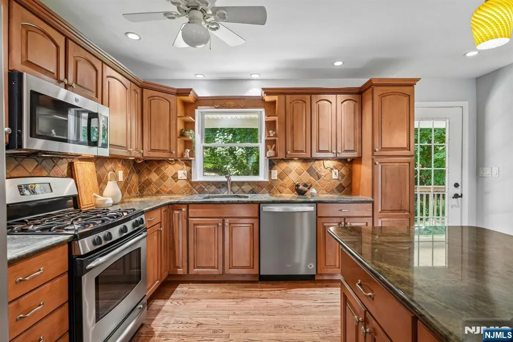70 Gramercy Place Glen Rock, NJ 07452