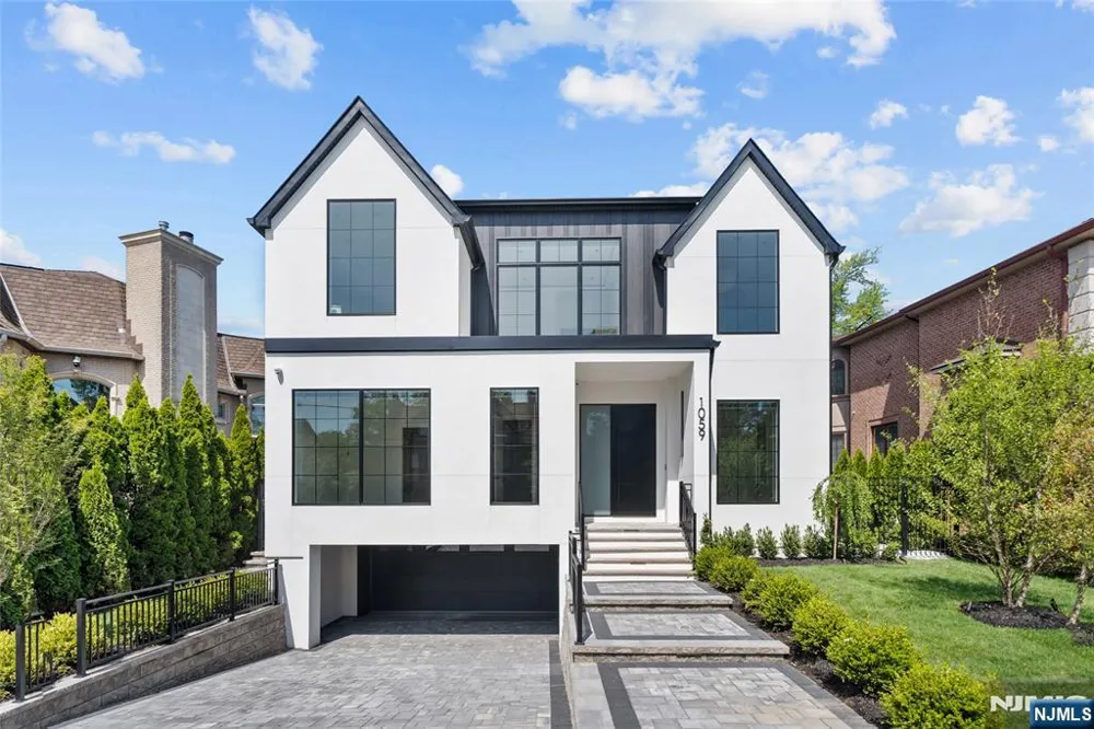 1059 Briar Way Fort Lee, NJ 07024