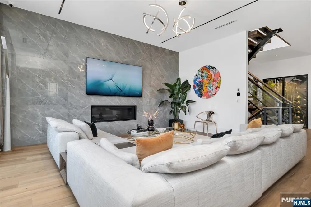 1059 Briar Way Fort Lee, NJ 07024