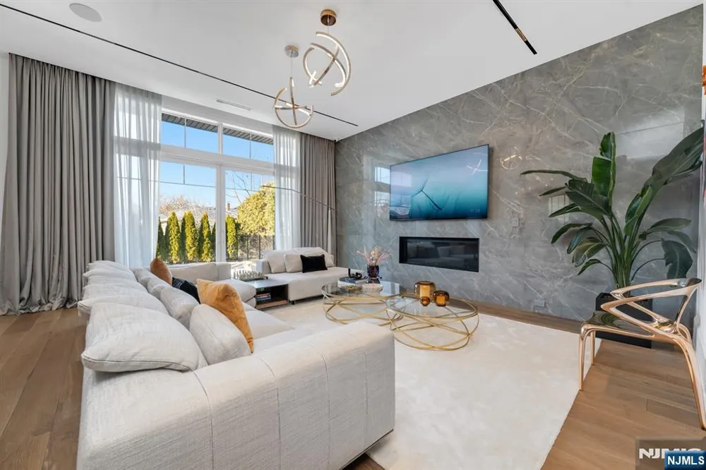 1059 Briar Way Fort Lee, NJ 07024