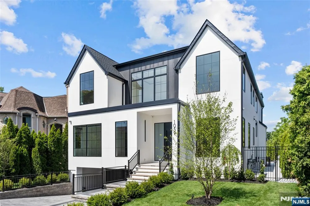 1059 Briar Way Fort Lee, NJ 07024