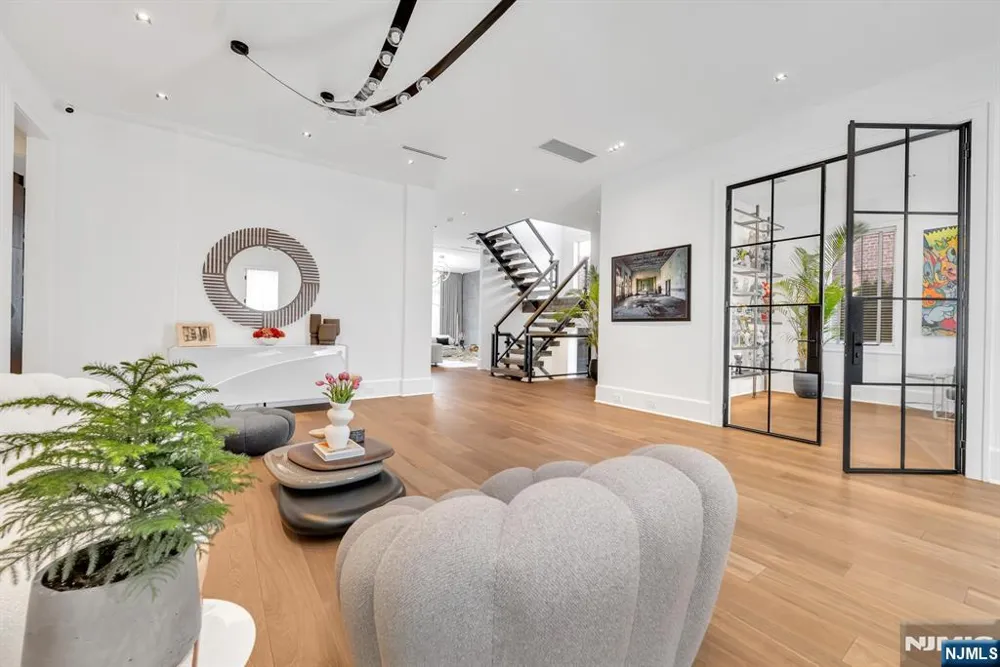 1059 Briar Way Fort Lee, NJ 07024
