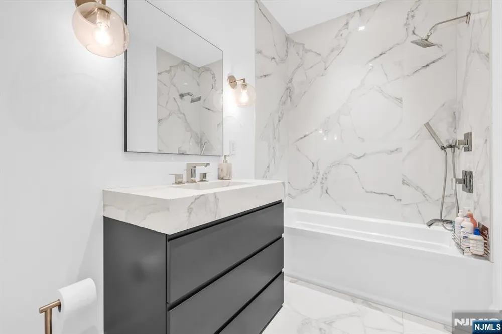 1059 Briar Way Fort Lee, NJ 07024