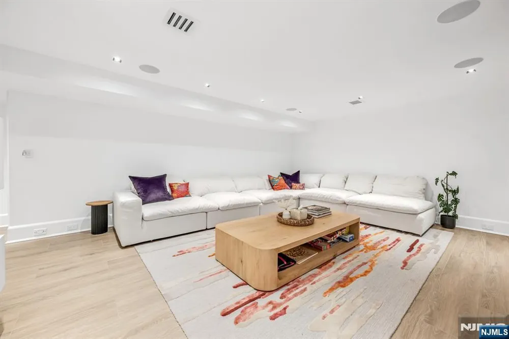1059 Briar Way Fort Lee, NJ 07024