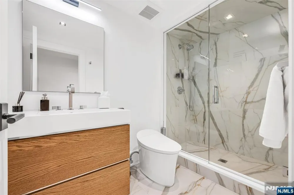 1059 Briar Way Fort Lee, NJ 07024