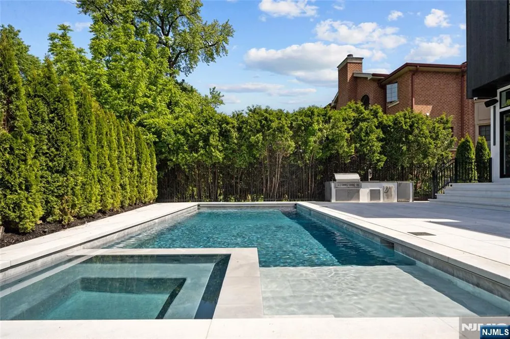 1059 Briar Way Fort Lee, NJ 07024