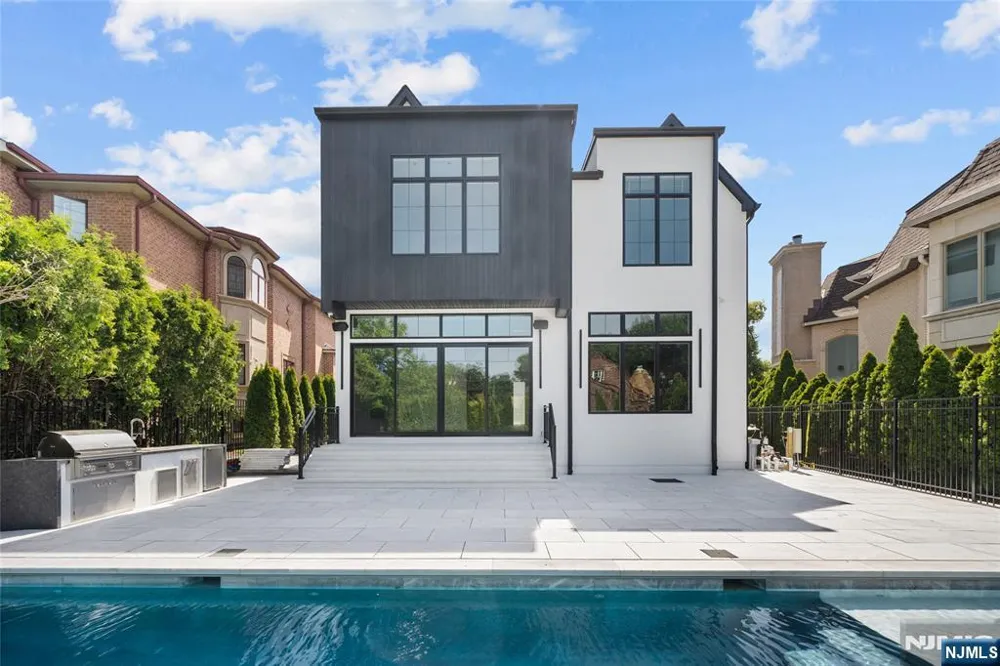 1059 Briar Way Fort Lee, NJ 07024