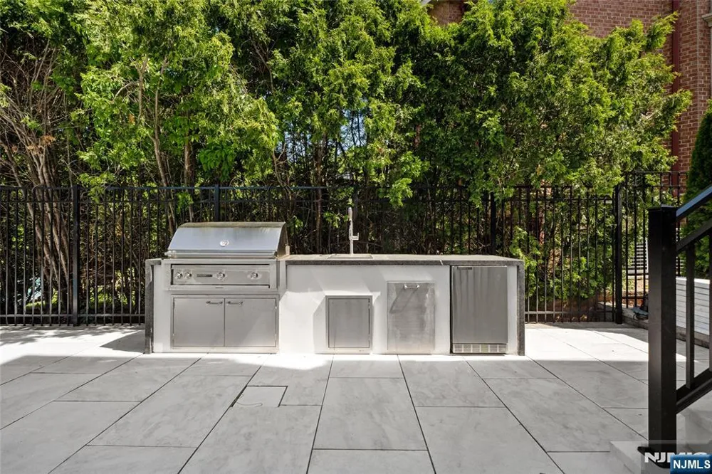 1059 Briar Way Fort Lee, NJ 07024