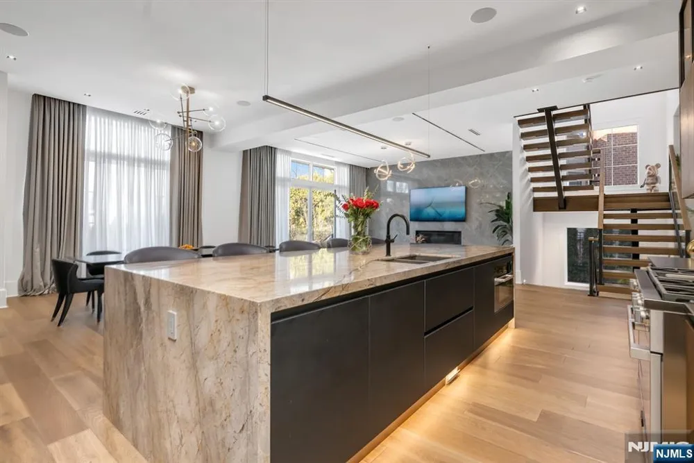 1059 Briar Way Fort Lee, NJ 07024