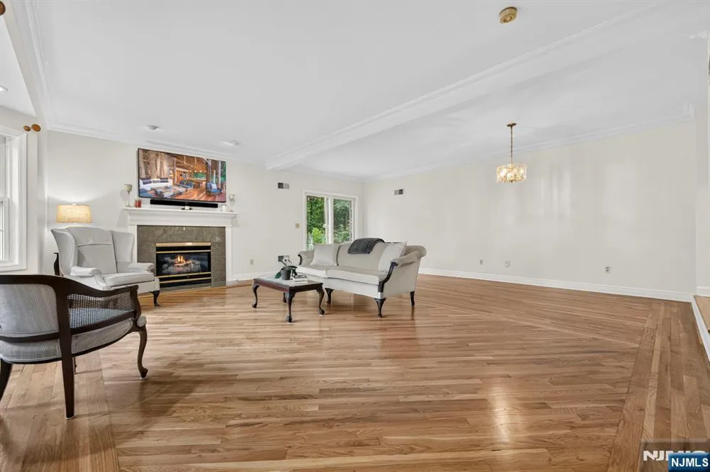 410 Chestnut Street Paramus, NJ 07652