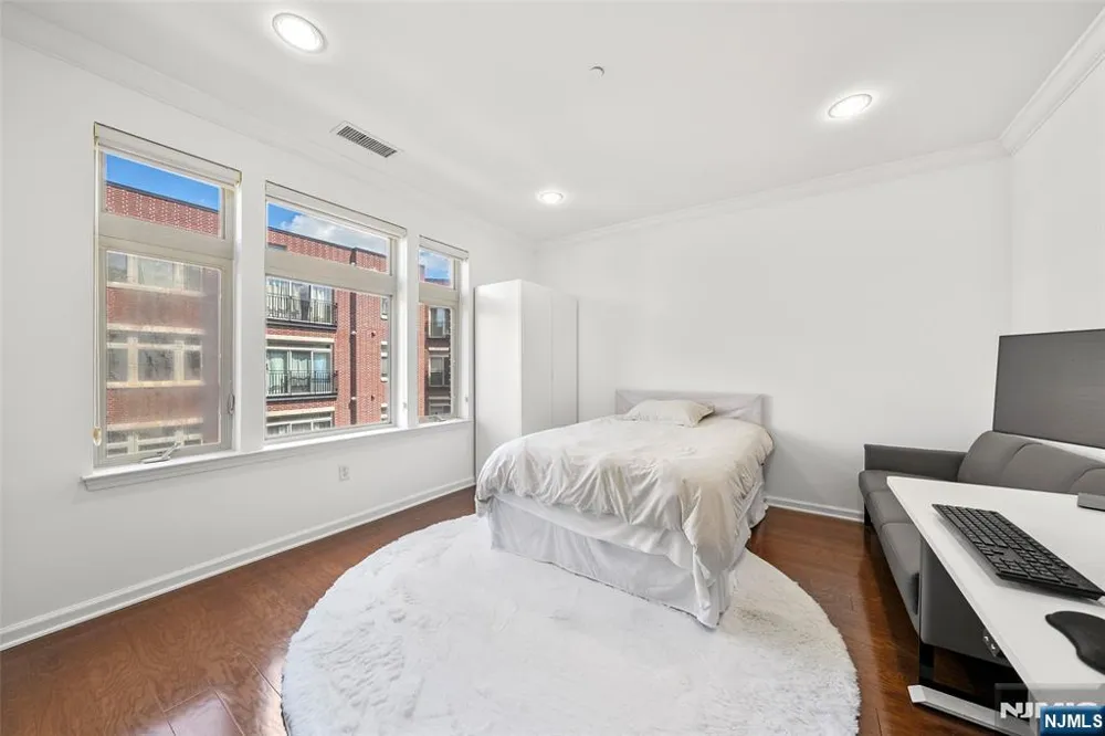 3310 Riverview Avenue 310 Englewood, NJ 07631