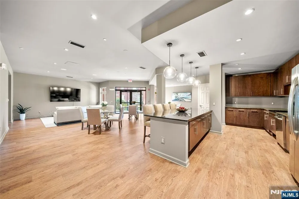 3310 Riverview Avenue 310 Englewood, NJ 07631
