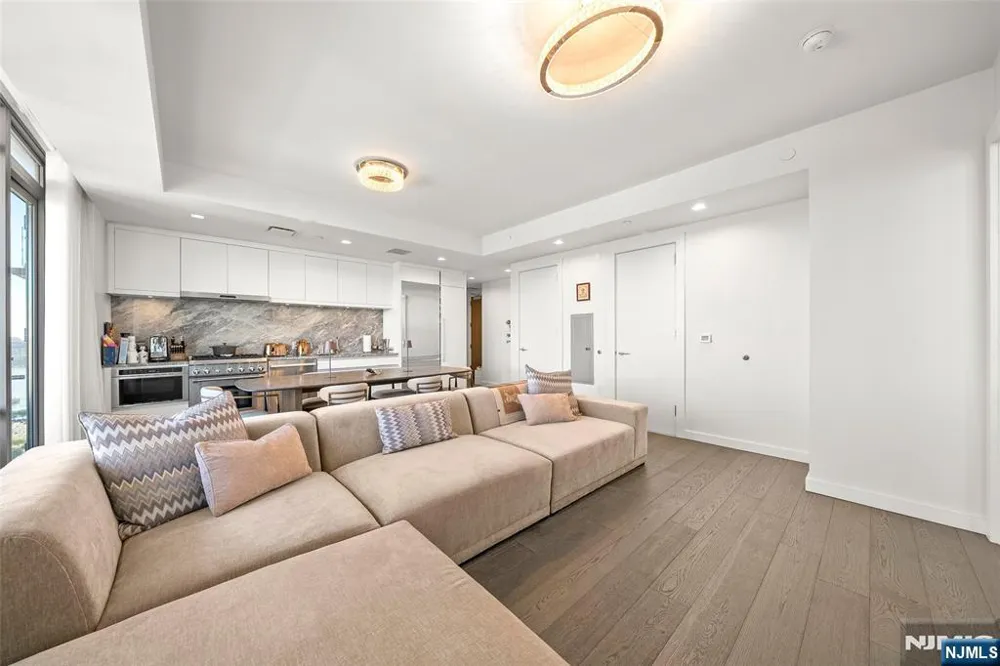 320 Adolphus 914 Cliffside Park, NJ 07010
