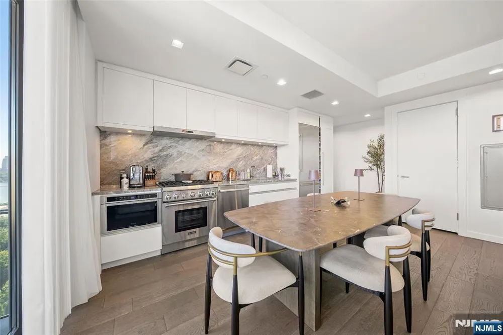 320 Adolphus 914 Cliffside Park, NJ 07010