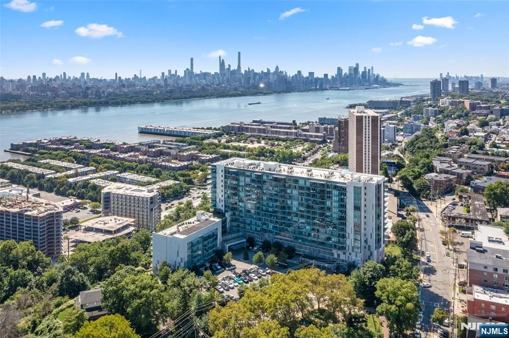 320 Adolphus 914 Cliffside Park, NJ 07010