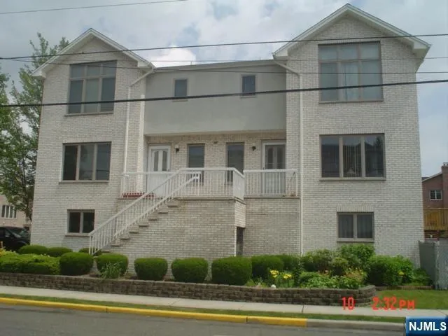 8 Hillcrest Avenue A Fort Lee, NJ 07024