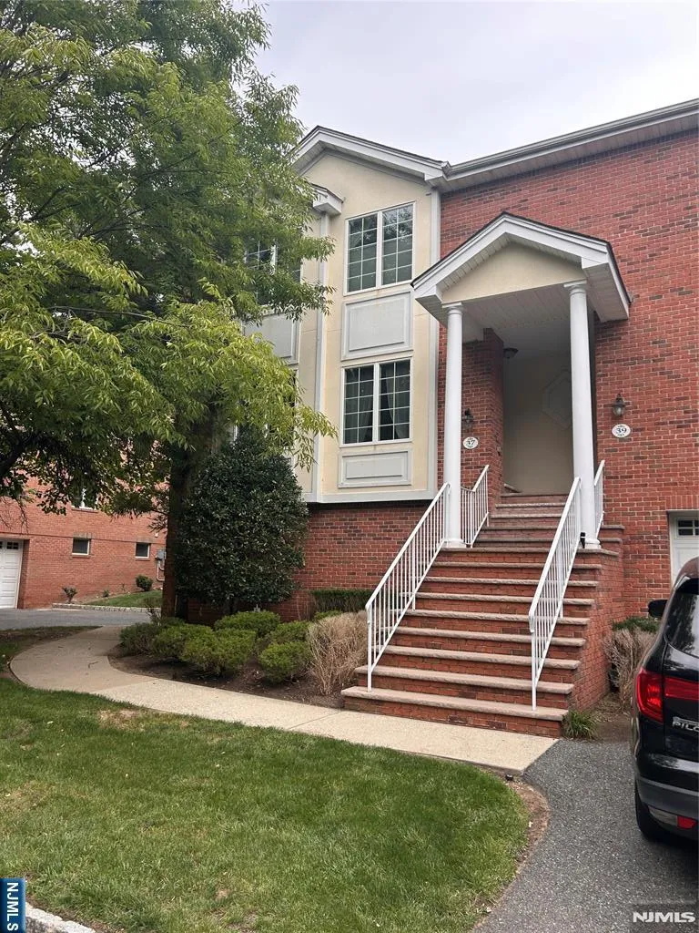 37 Skymark Court Upper Saddle River, NJ 07458