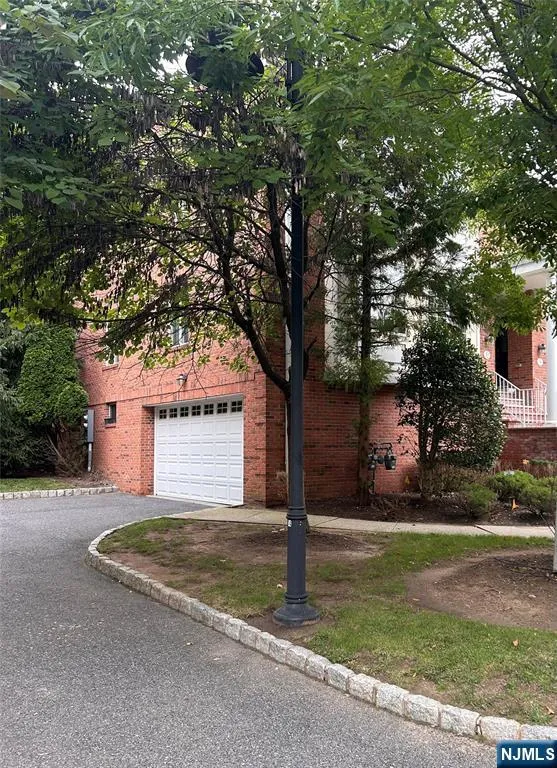 37 Skymark Court Upper Saddle River, NJ 07458