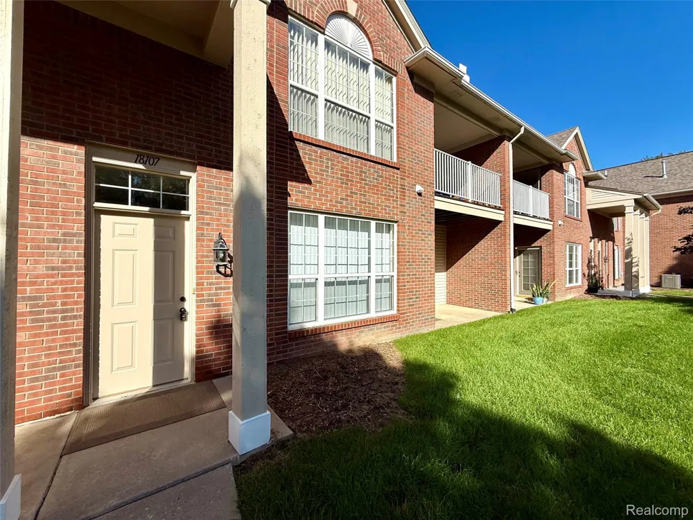 18107 Chesapeake Circle Commerce Charter Township, MI 48390
