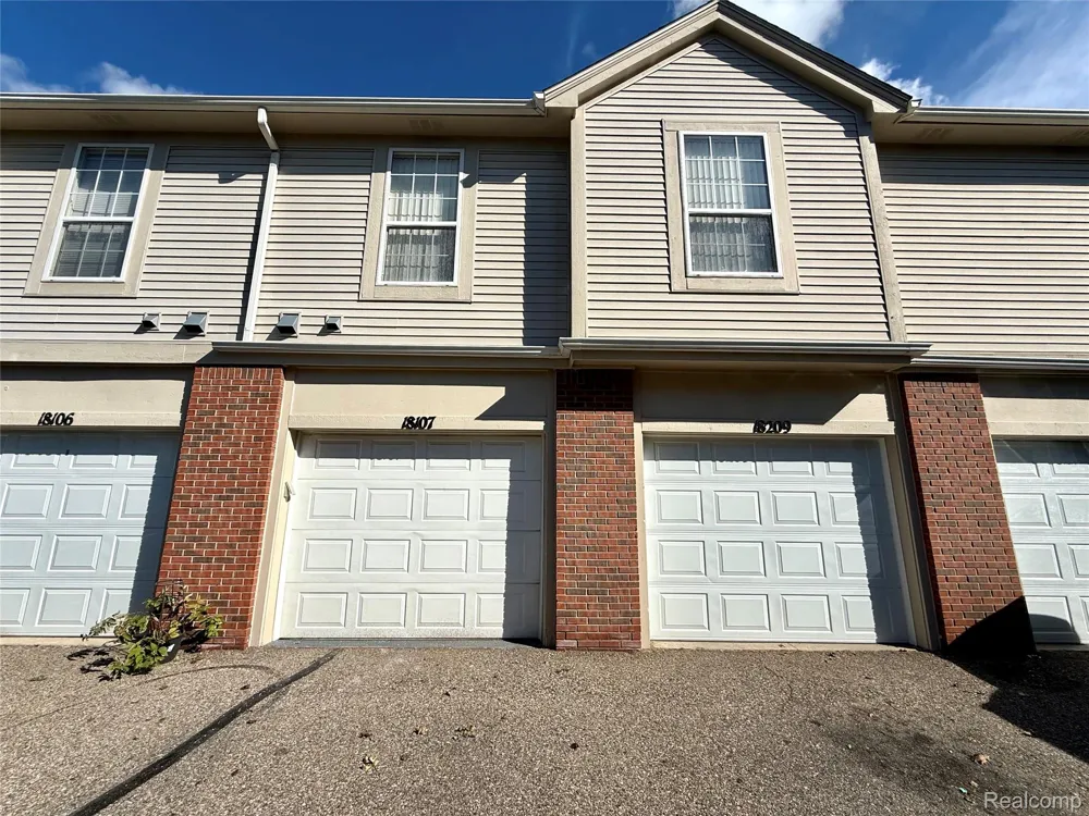 18107 Chesapeake Circle Commerce Charter Township, MI 48390