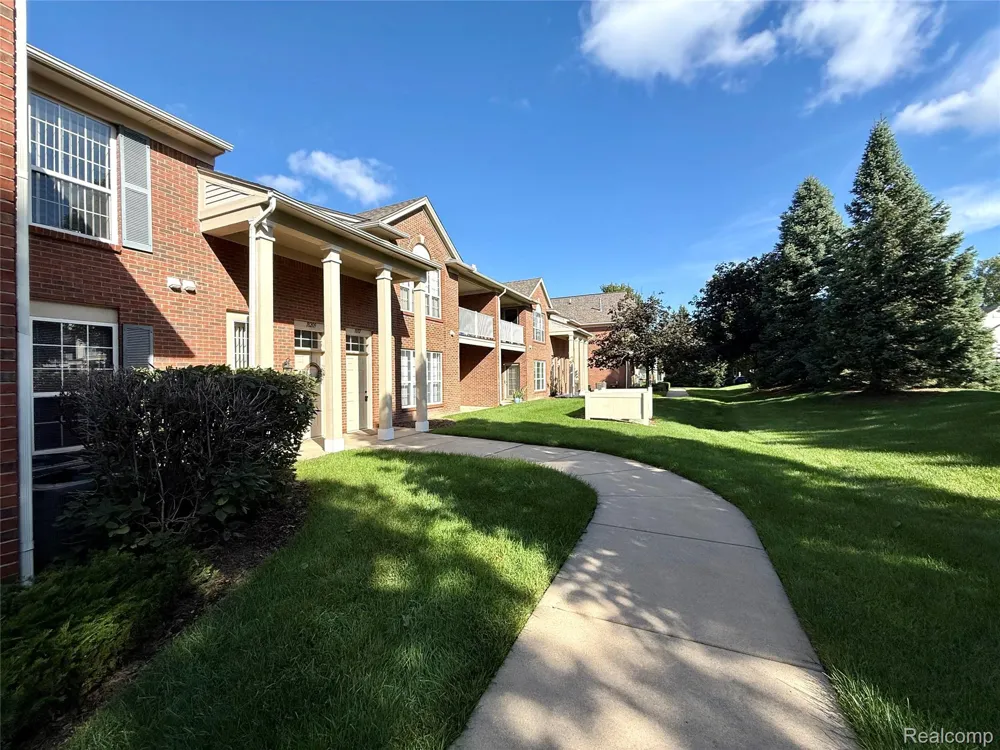 18107 Chesapeake Circle Commerce Charter Township, MI 48390