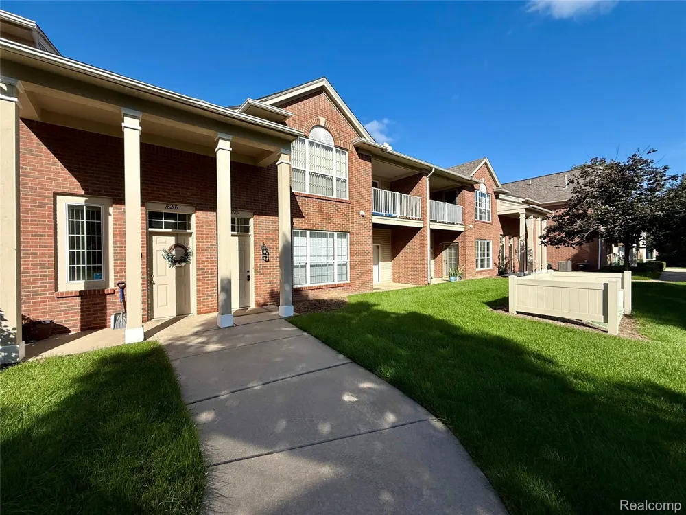 18107 Chesapeake Circle Commerce Charter Township, MI 48390