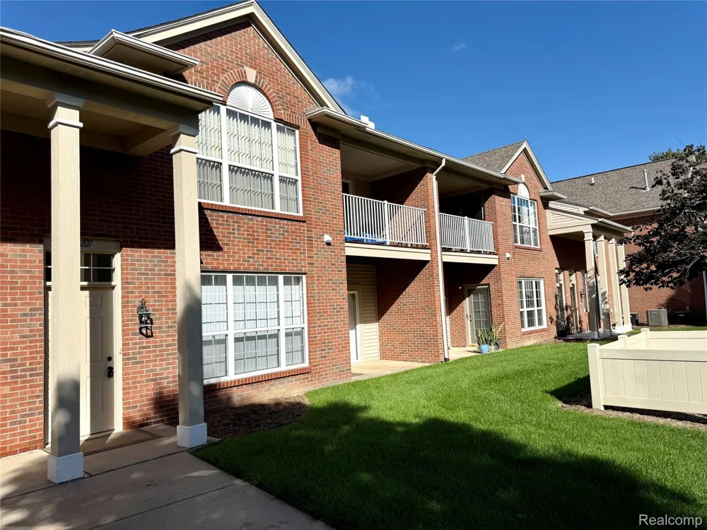 18107 Chesapeake Circle Commerce Charter Township, MI 48390