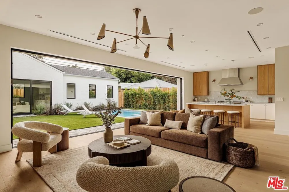 4607 Morse Avenue Sherman Oaks, CA 91423