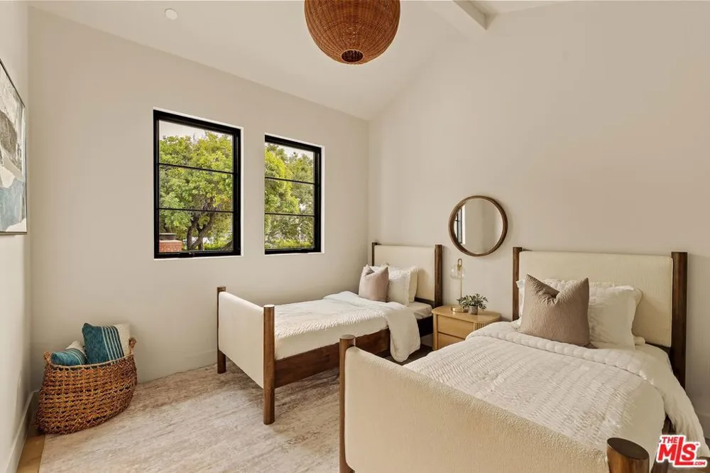 4607 Morse Avenue Sherman Oaks, CA 91423