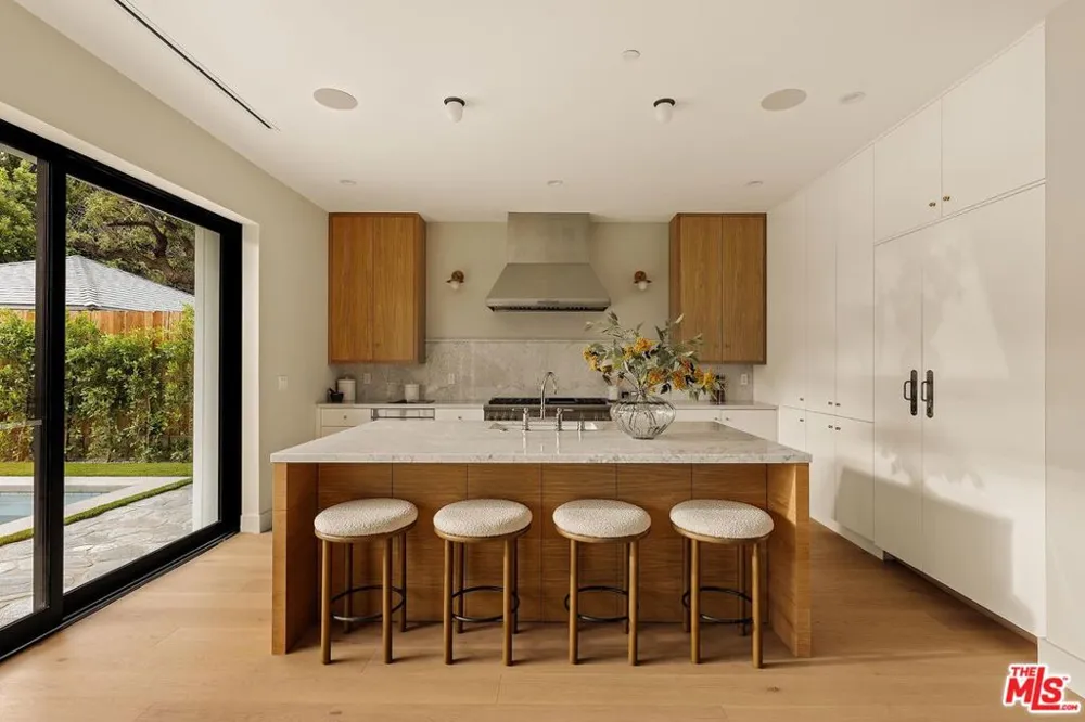 4607 Morse Avenue Sherman Oaks, CA 91423