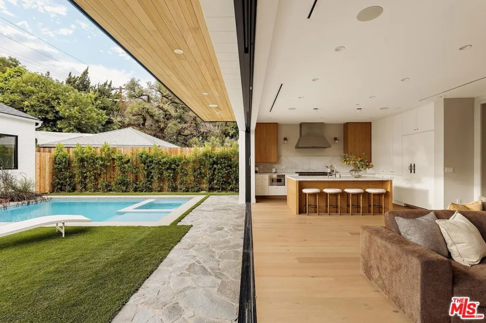 4607 Morse Avenue Sherman Oaks, CA 91423