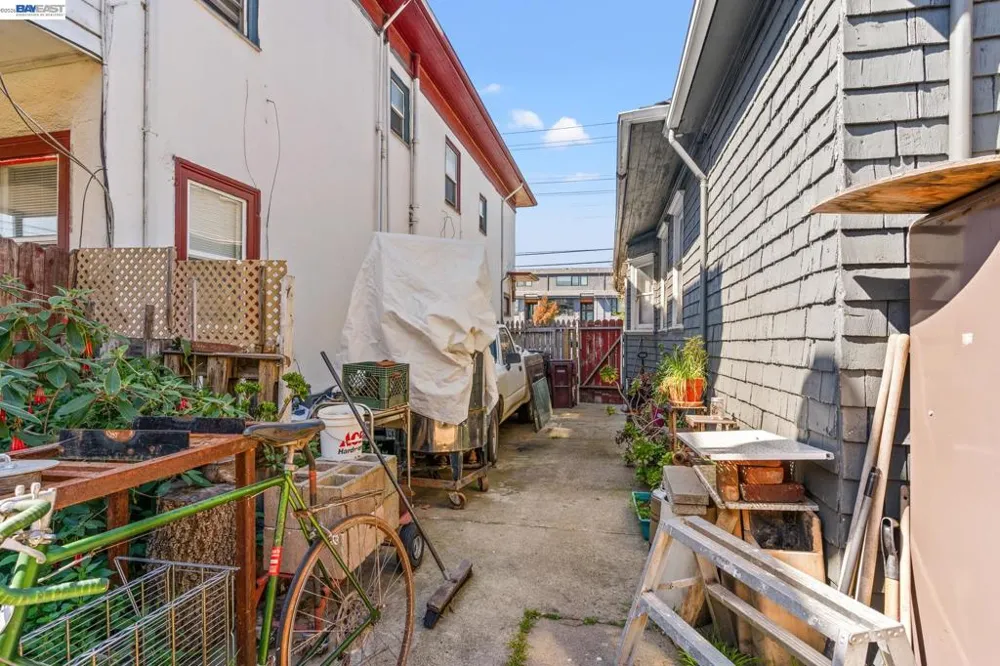 3856 West St Oakland, CA 94608
