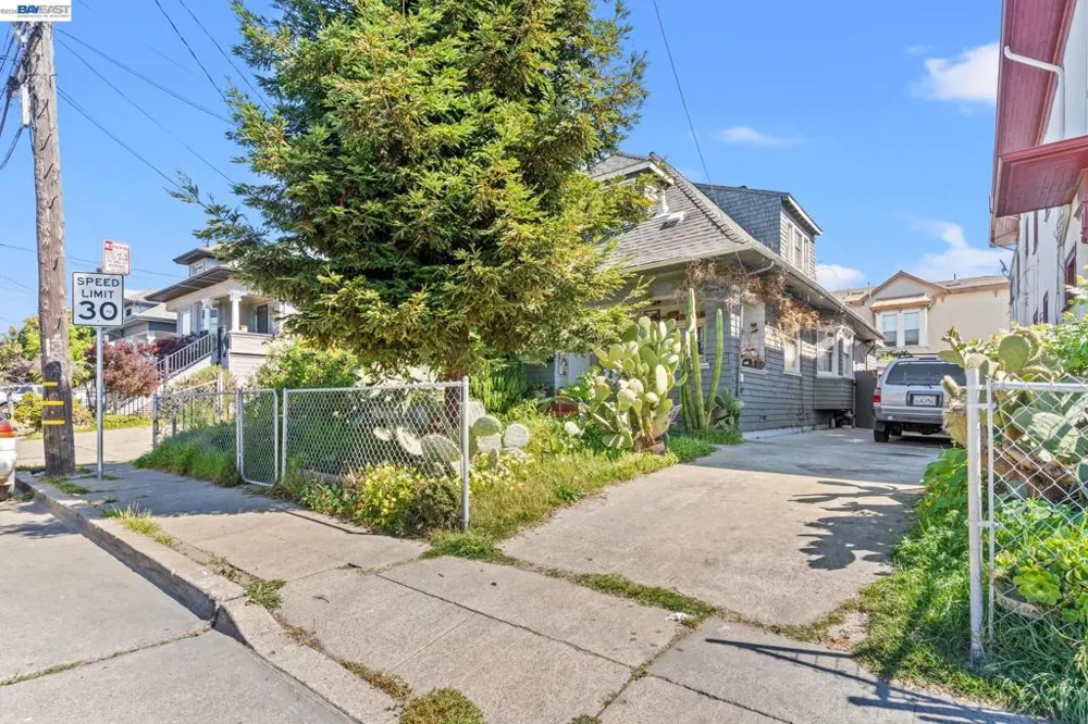 3856 West St Oakland, CA 94608