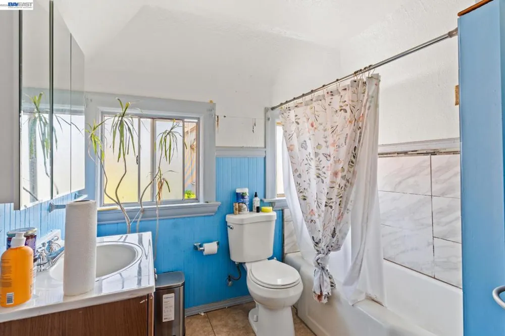 3856 West St Oakland, CA 94608