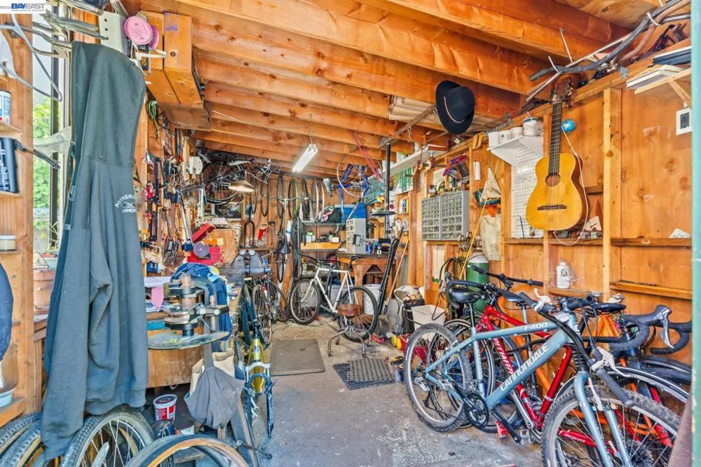 3856 West St Oakland, CA 94608