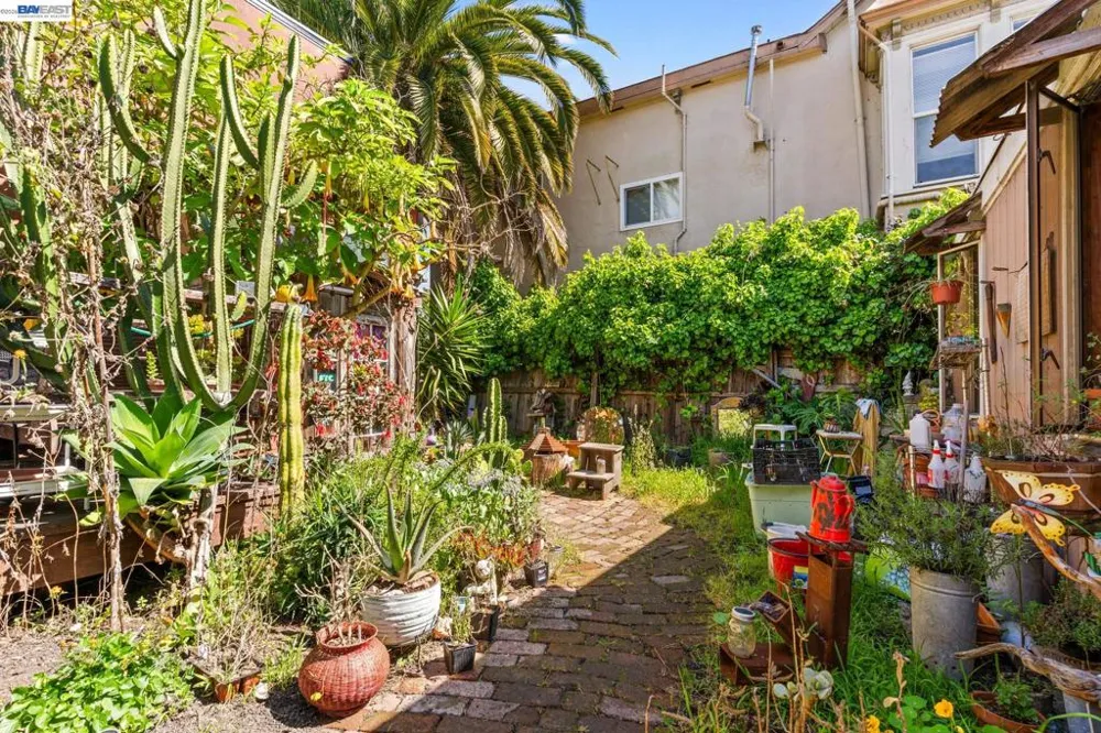 3856 West St Oakland, CA 94608