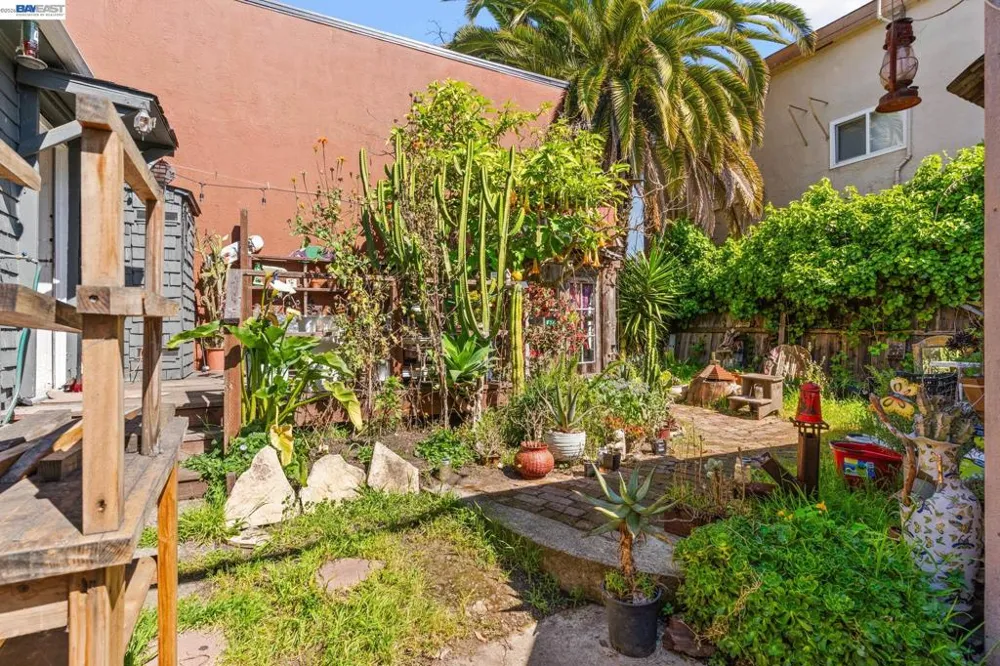 3856 West St Oakland, CA 94608
