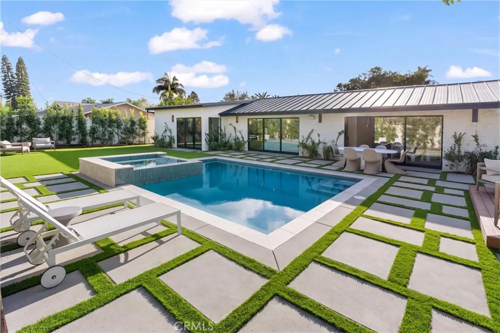 3080 Country Club Drive Costa Mesa, CA 92626