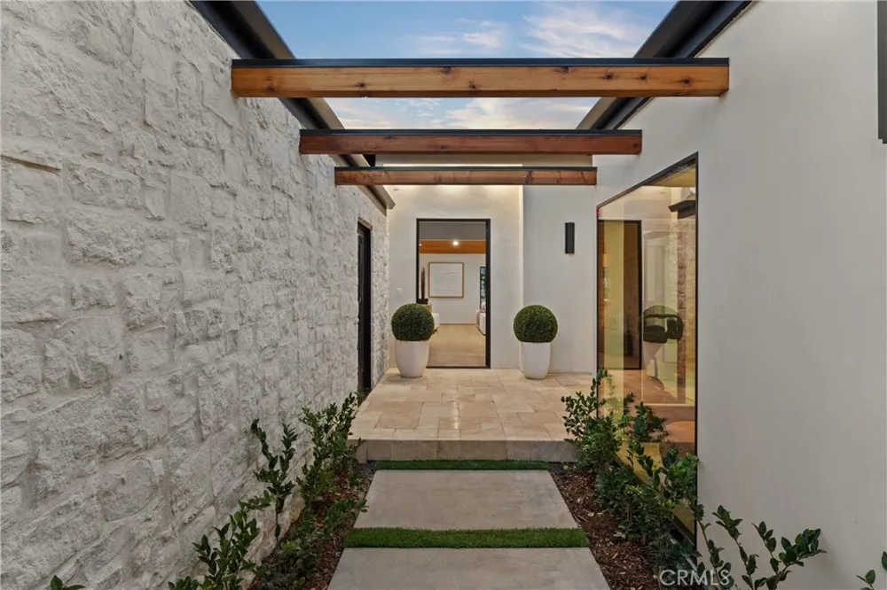 3080 Country Club Drive Costa Mesa, CA 92626