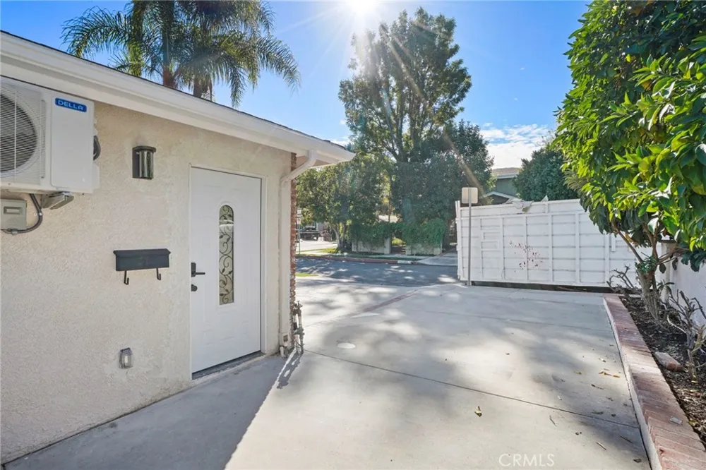 21703 Costanso Woodland Hills, CA 91364