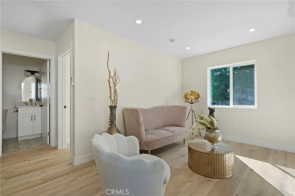 21703 Costanso Woodland Hills, CA 91364