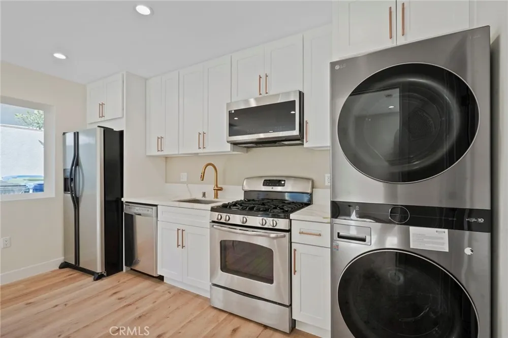 21703 Costanso Woodland Hills, CA 91364