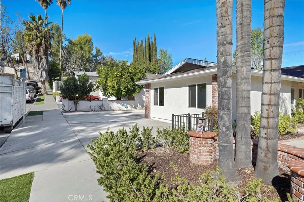 21703 Costanso Woodland Hills, CA 91364