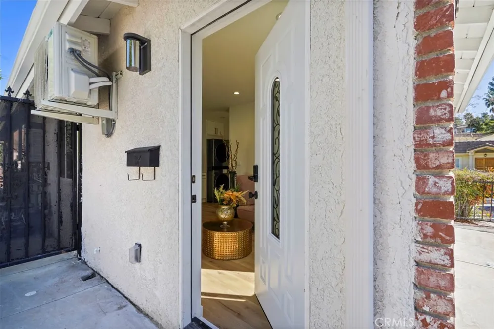 21703 Costanso Woodland Hills, CA 91364
